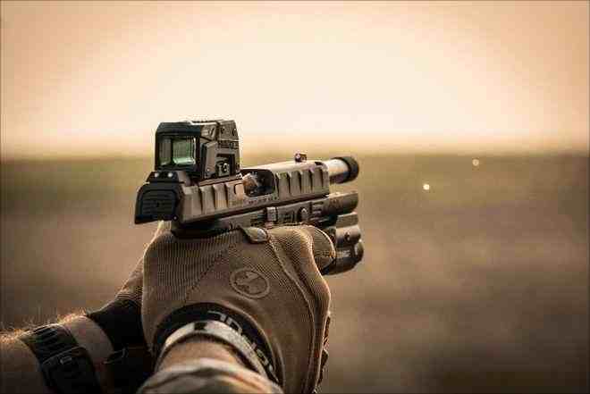 Shoot precisely with a clean red dot sight