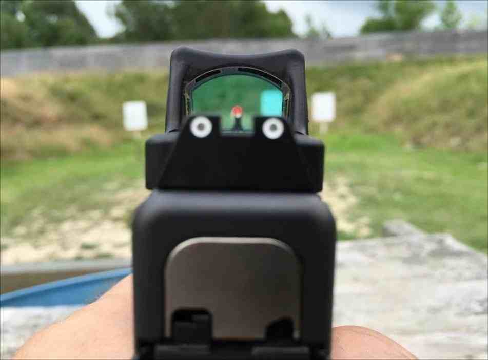 closed emitter pistol red dot for competitive shooters
