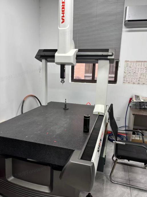 Un apposito banco prova per impatti sottopone il mirino a carichi d'urto ripetibili per verificarne l'integrità strutturale e la tenuta dello zero.