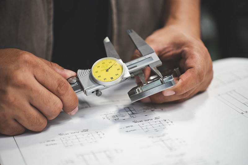 Le dimensioni critiche lavorate vengono verificate rispetto ai disegni per controllare l'allineamento delle regolazioni, l'accoppiamento dei componenti e le interfacce di tenuta.