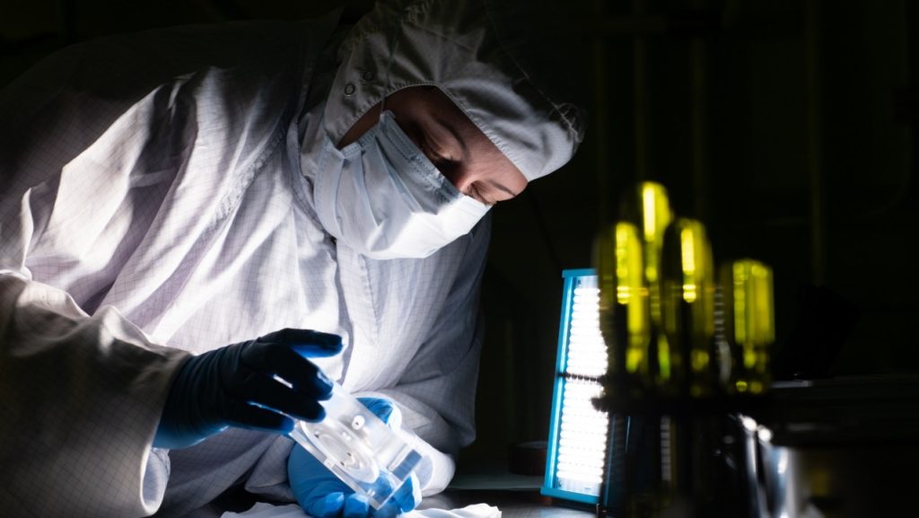 Mid-to-High-End Optical Projects Should Include Material Traceability, Surface Inspection, and Alignment Inspection in Mass-Production Control
