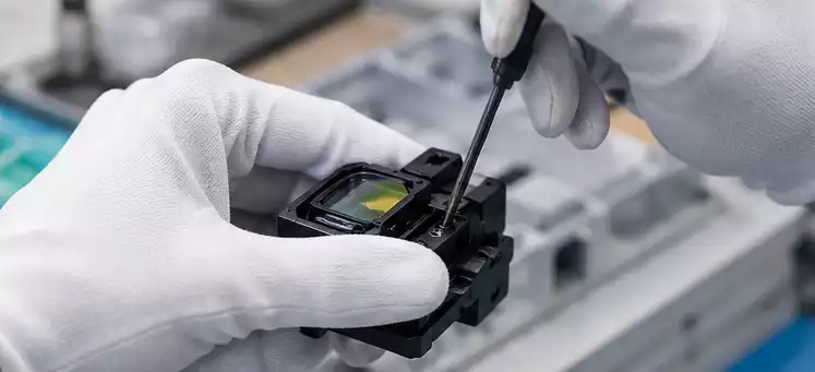 Precision assembly of a red dot sight housing and optical components