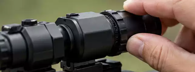 Adjusting the diopter focus on a red dot sight magnifier